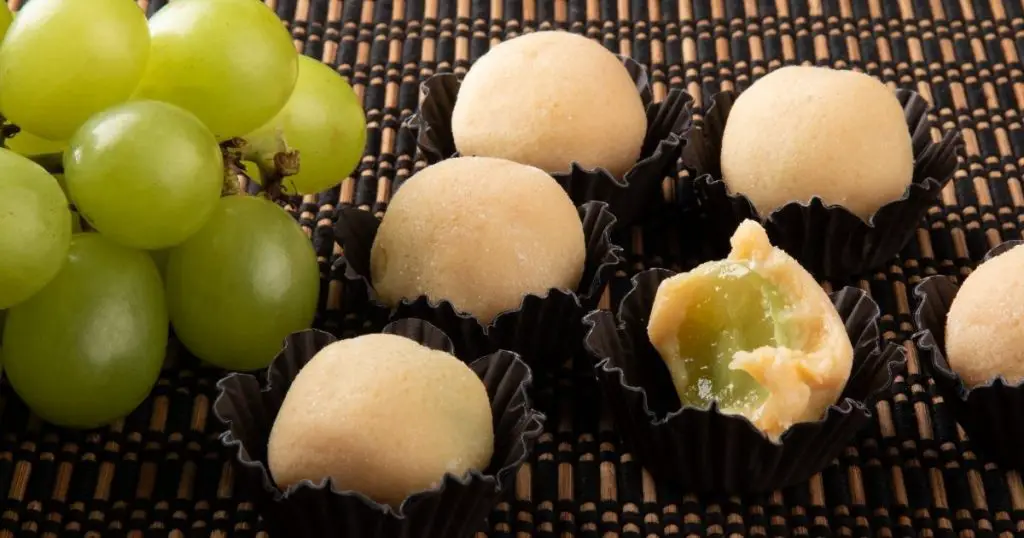 brigadeiro branco com uvas