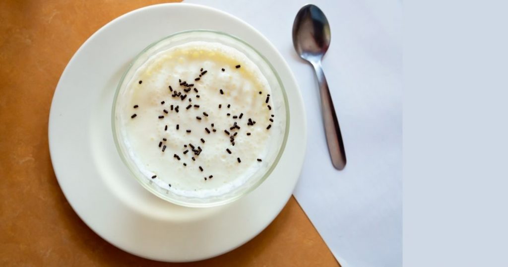 tigela com mousse de leite ninho