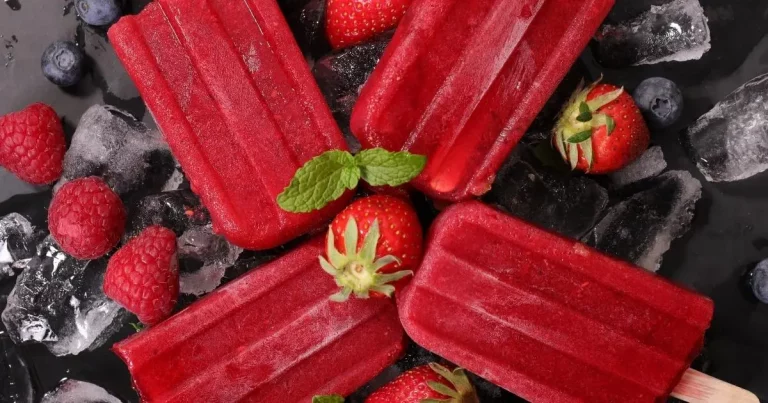 imagem de picolé de banana e morango