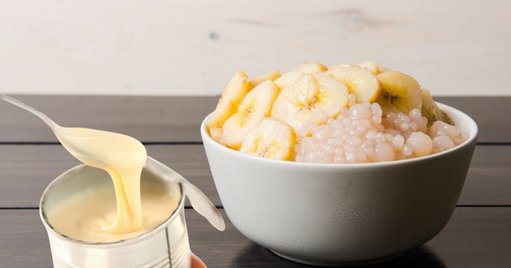 taça de tapioca cremosa com banana e leite condensado