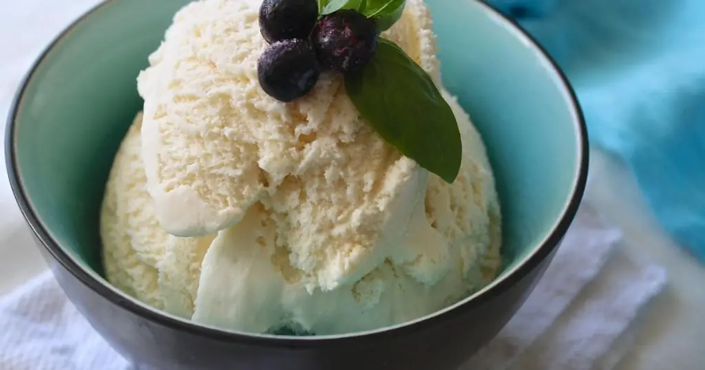 sorvete de baunilha com poucos ingredientes