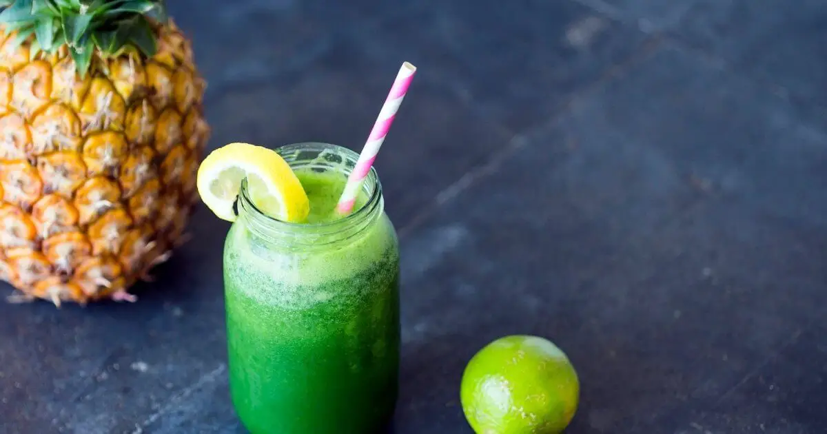 Suco verde com abacaxi e água de coco