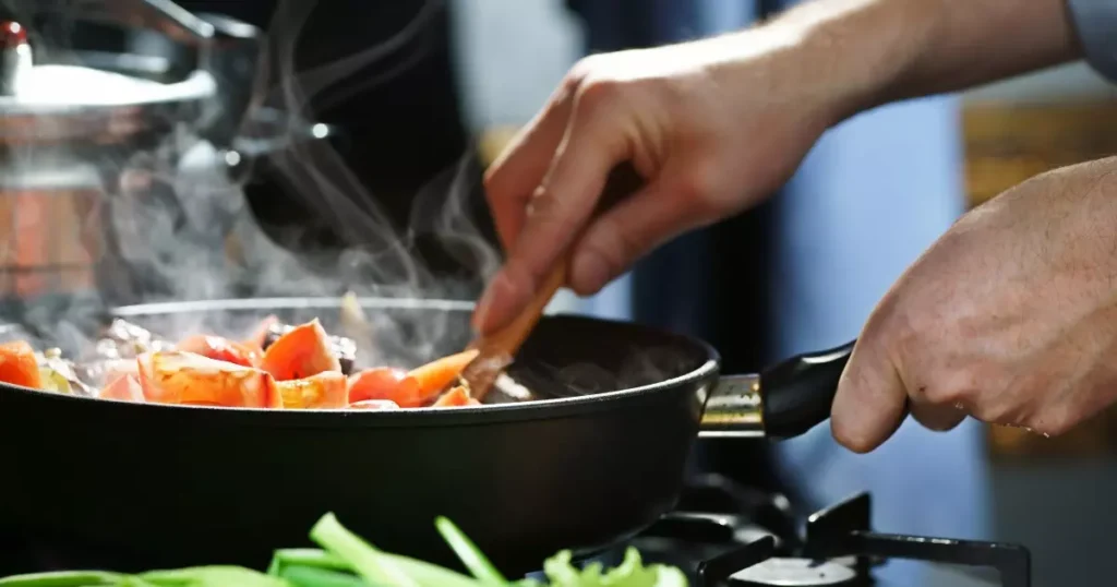 mulher cozinhando verduras no vapor