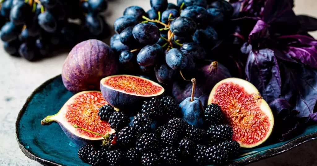 Elevando a Saúde com Sabor: Descubra 6 Frutas Roxas para sua Alimentação