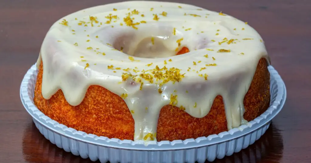 Bolo de Milho com Calda de Limão