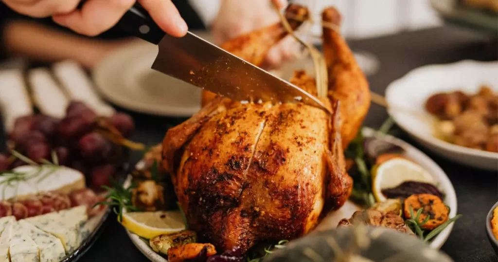 Frango Assado Recheado com Cebola Roxa, Ameixas Secas e Azeitonas