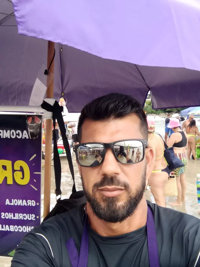 Eu, Roni Edson vendendo açaí na praia das Toninhas em Ubatuba SP
