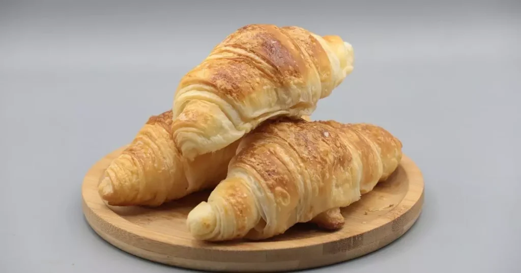 Croissant Assado Elegante para o Dia das Mães: com Recheio de Frango e Ervas Finas