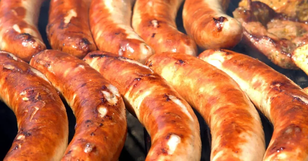 Linguiça assada da maneira correta: o ponto exato que evita estourar e mantém o suco interno