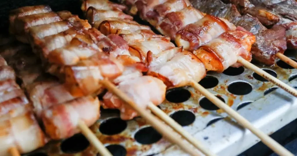 bacon assado no espeto na churrasqueira