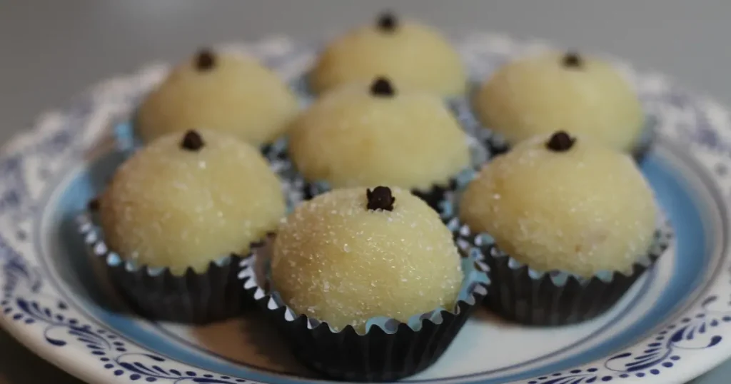 Rale o coco na hora e faça esse Beijinho de coco caseiro