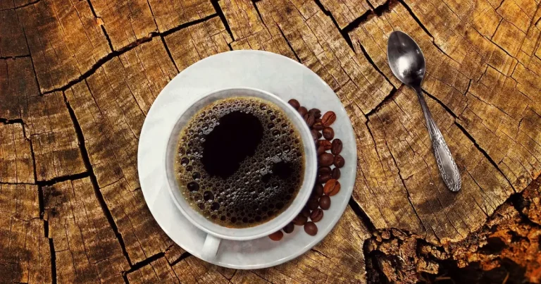 xícara de café coado simples