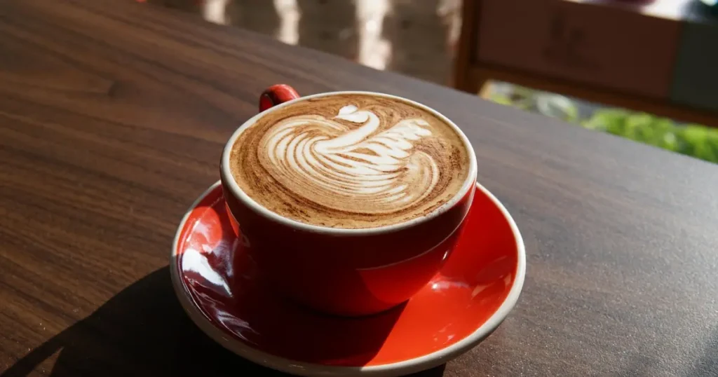 xícara de café com leite adoçado com mel