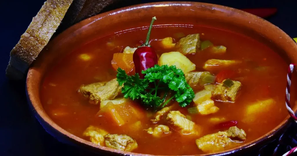 Caldinho de feijão vegano: o segredo está no ‘toucinho’ de coco defumado