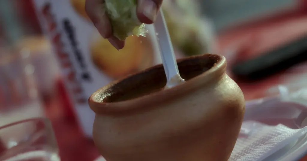 Caldinho de feijoada: o truque da panela de pressão que reduz 4h para 40 minutos