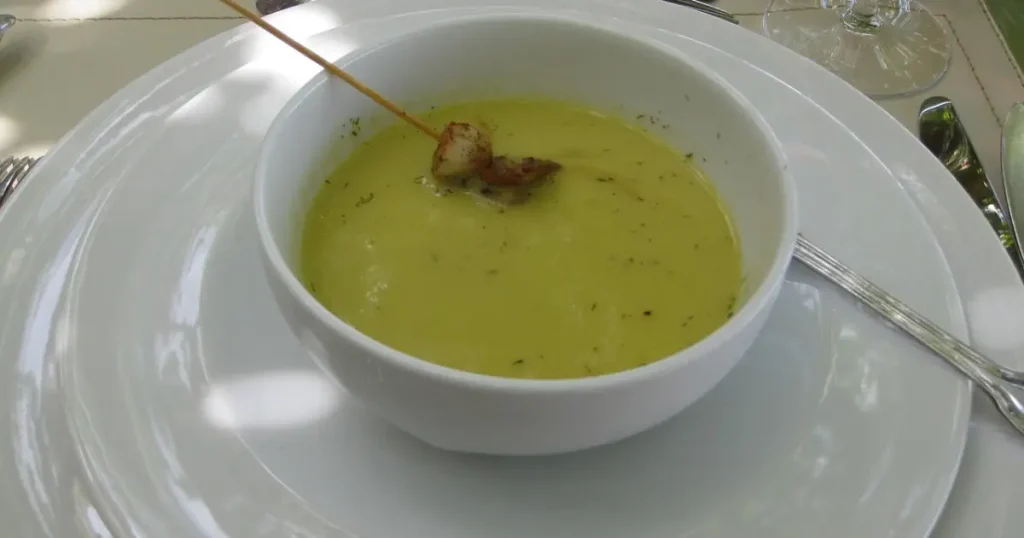 Caldo de mandioca: o que os melhores restaurantes escondem sobre esse ingrediente humilde