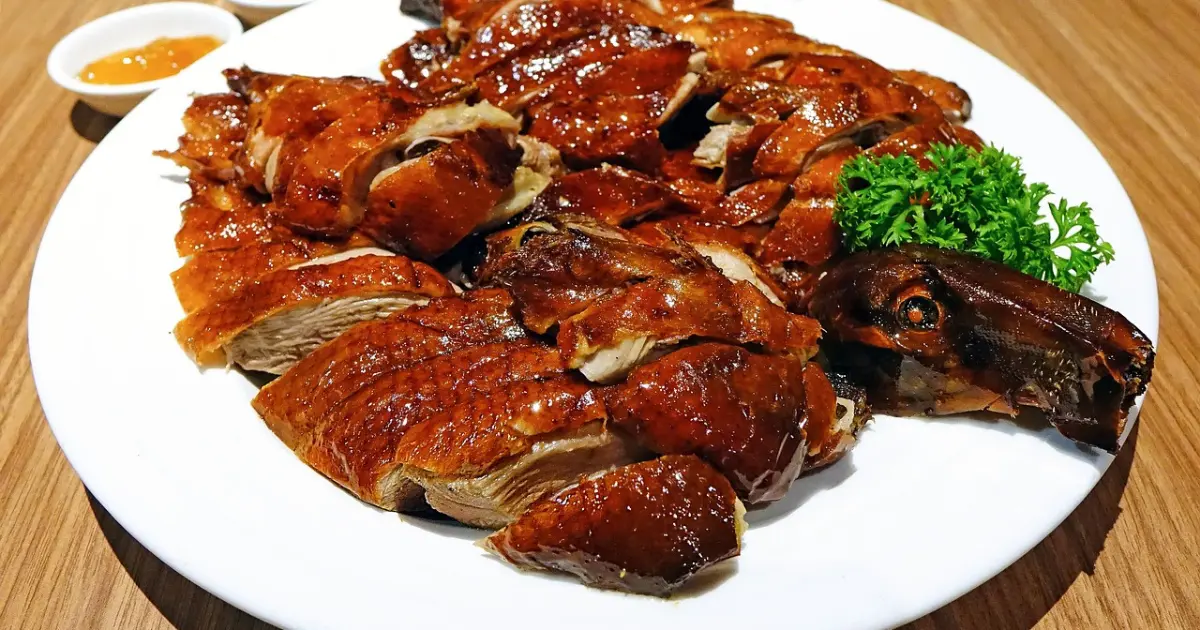 É peru? Não! É frango? Não! Hoje é Pato assado suculento