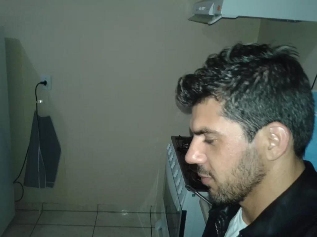 eu na cozinha lendo os comentários dos leitores no celular ao lado do fogão