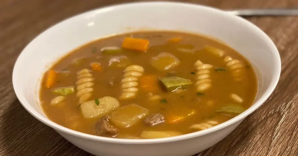 Sopa de feijão com legumes e macarrão: o segredo está na água esquecida da panela