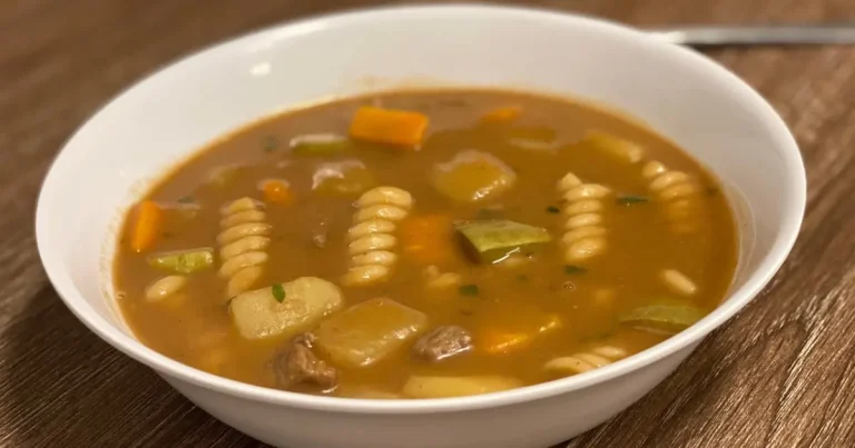 sopa de feijão com legumes e macarrão parafuso