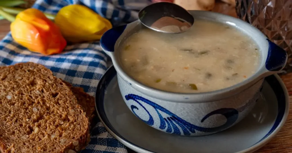 Está frio? Então essa sopa de mandioca vai te esquentar
