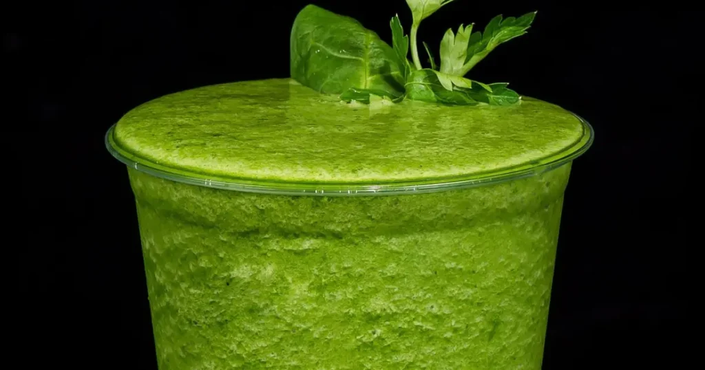 Suco de Espinafre com Limão: O Shot Matinal que Turbina sua Energia em 5 Minutos