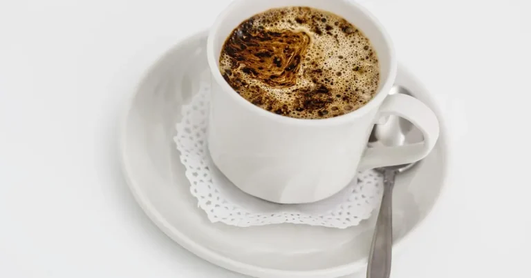 xícara de café expresso com espuma branca por cima