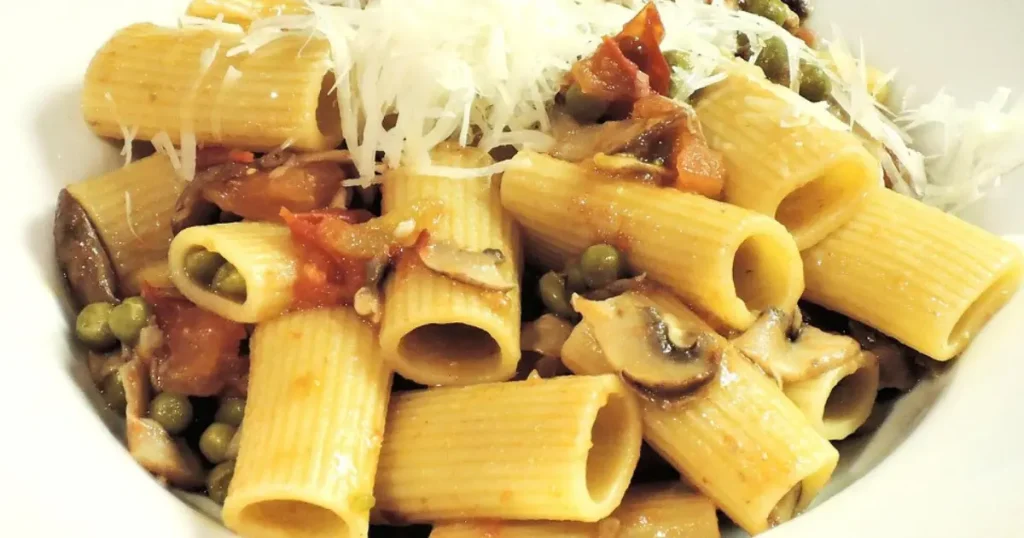 ensinando fazer macarrão Rigatoni