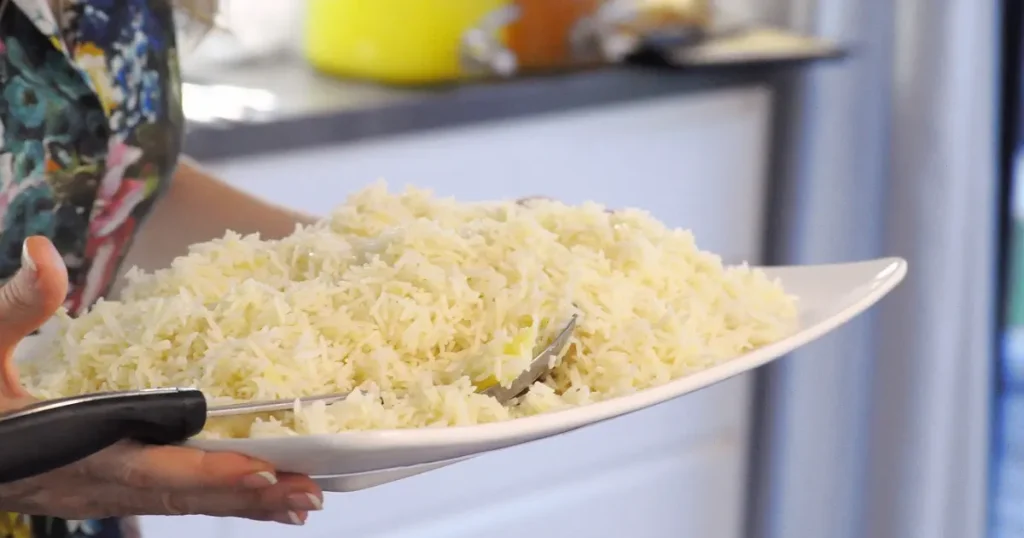 tigela grande com muito arroz servindo para muitas pessoas