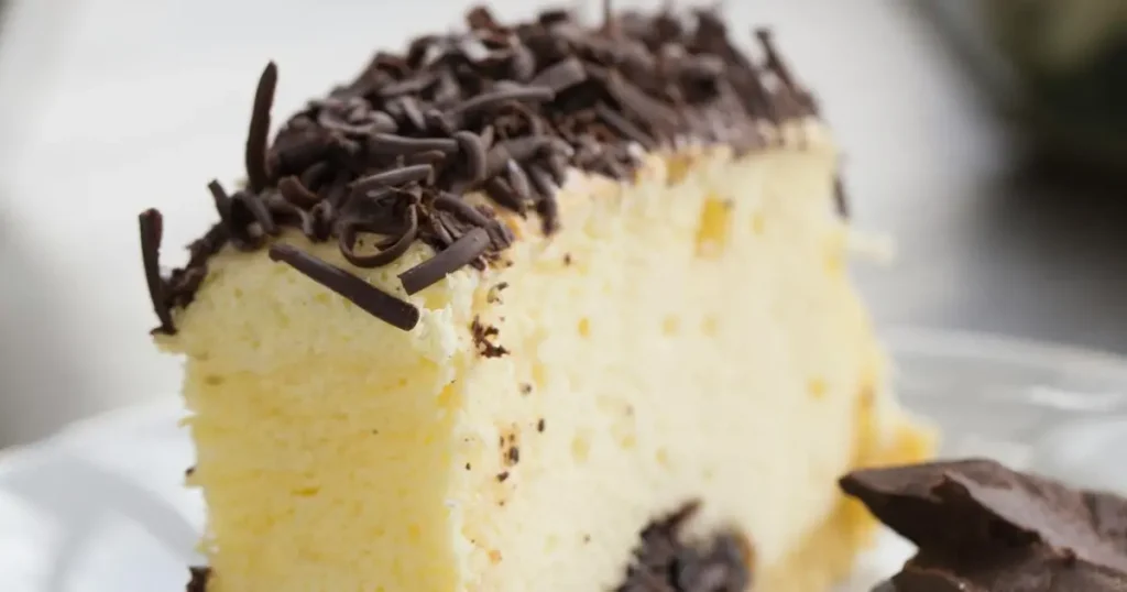 Bolo de Abacaxi com Raspas de Chocolate