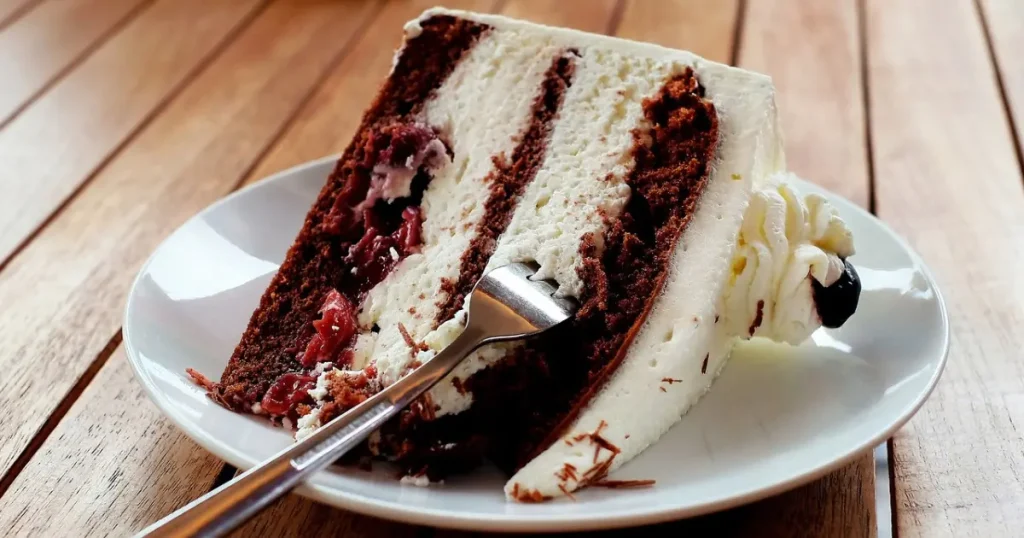 Sou chef de cozinha e confirmo: essa receita de bolo com camadas de chocolate branco e preto não falha
