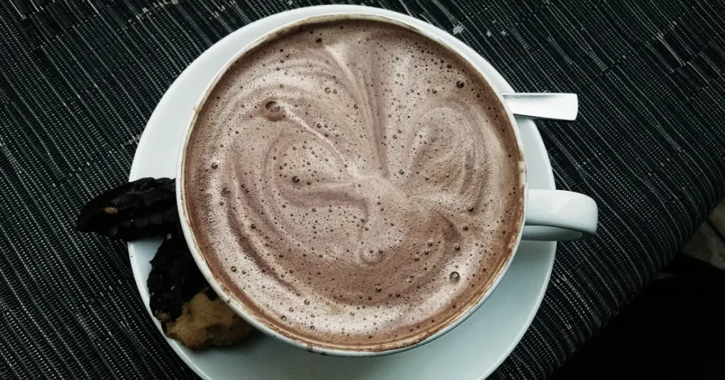 Chocolate Quente Tradicional Brasileiro: o açúcar carameliza levemente