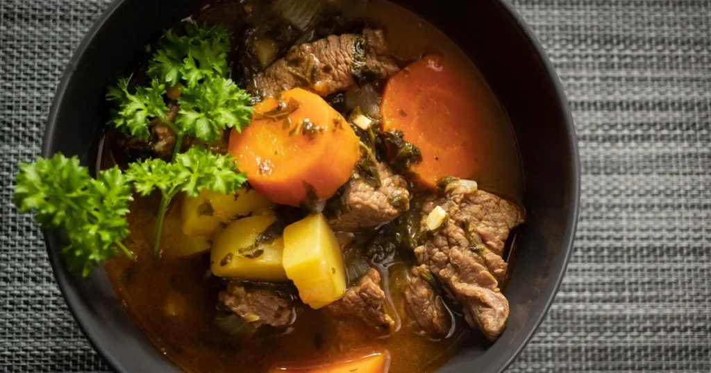 ensopado de músculo bovino cenouras e batatas