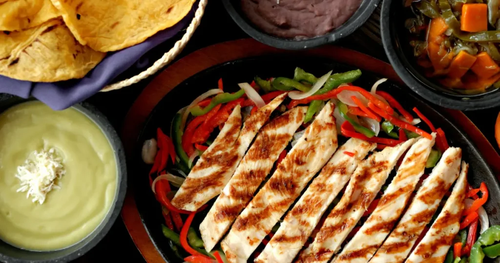 Fajitas de Frango Grelhado Mexicano Autêntico com Pimentões Coloridos
