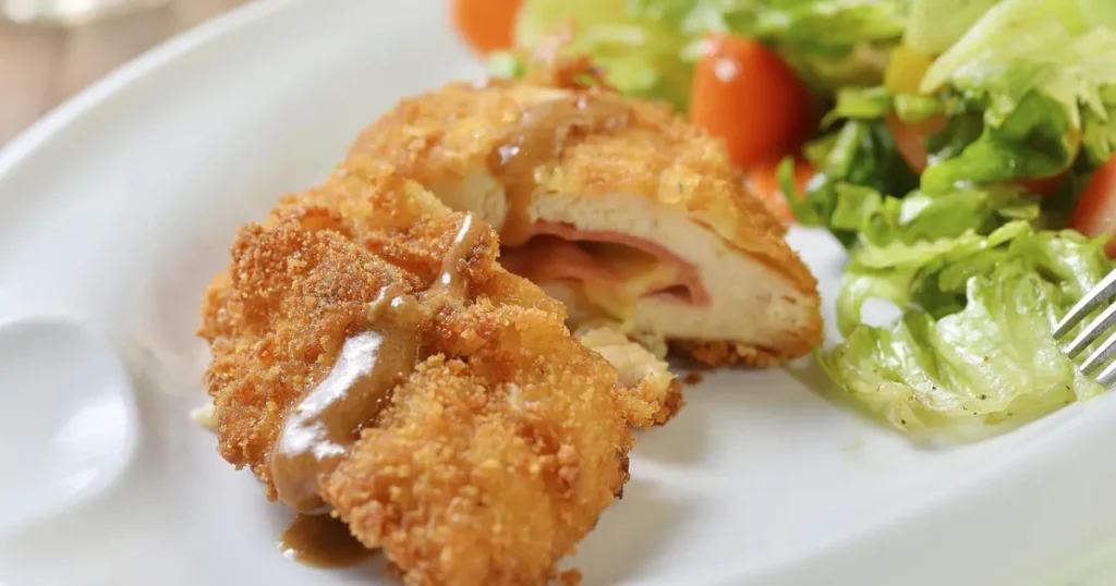 Filé de Frango Empanado Recheado com Queijo muçarela e Presunto