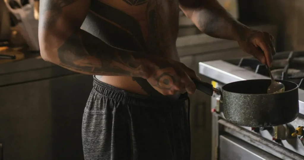 Jovem cozinheiro ensina como fazer Macarronese Cremoso com Azeitonas