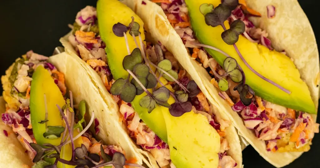 Lanche Fit Rápido: Panqueca com Abacate, Repolho Roxo e Ovos Mexidos