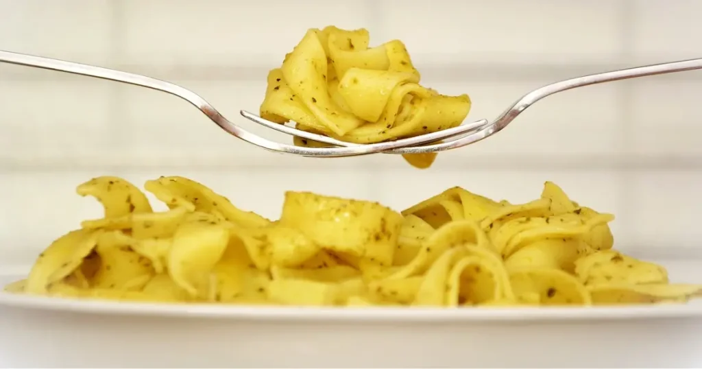experimentando com garfo o macarrão Pappardelle