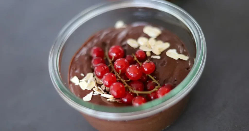 Mousse de chocolate com cerejas por cima