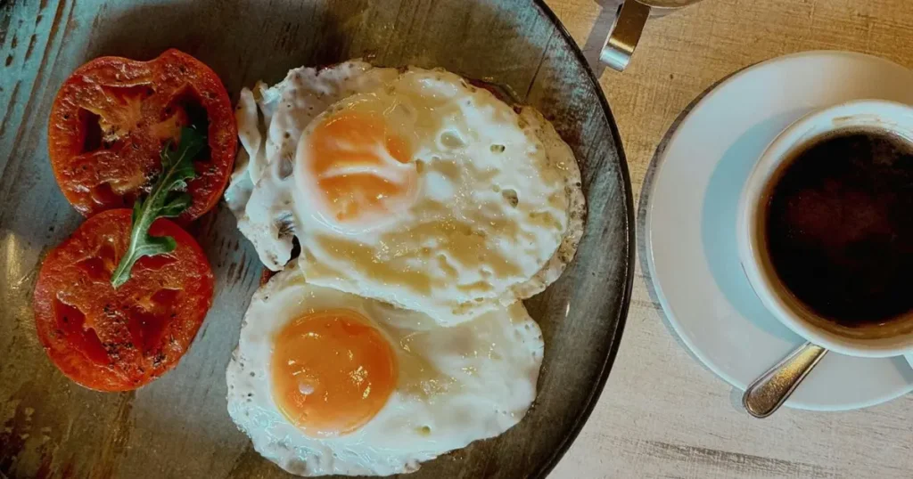 Como Fritar Ovos com a Gema Mole
