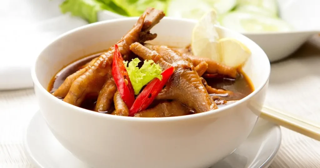 Nem coxa, nem peito: pé de frango ensopado com pimenta vermelha é melhor