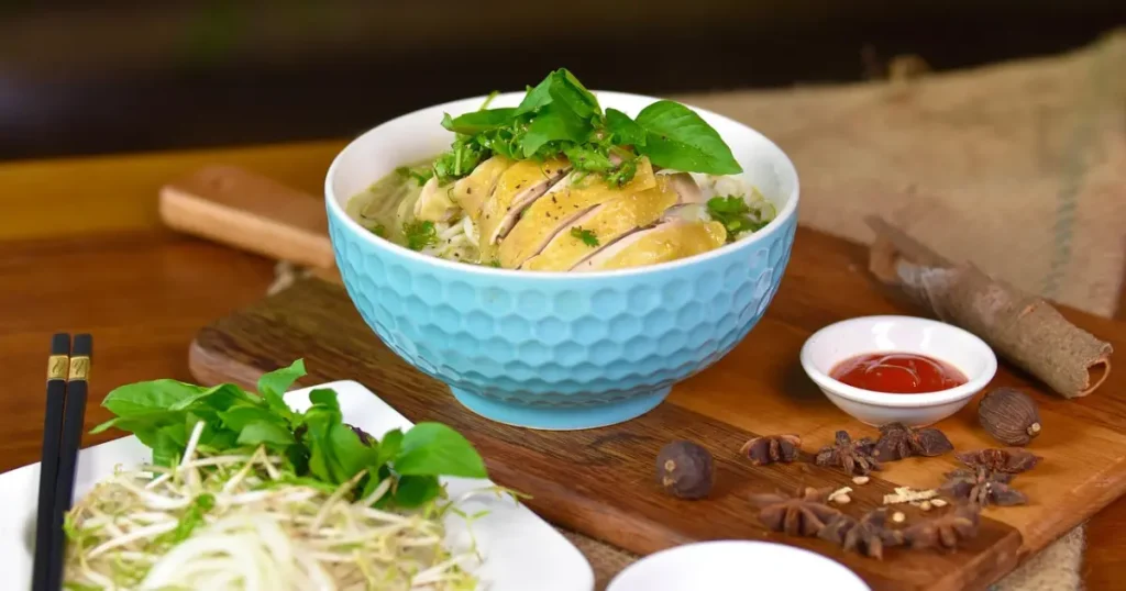 Pho Ga, Sopa Vietnamita de Frango: equilíbrio entre doce, salgado e aromático