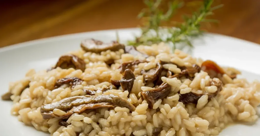 Nem carne, nem queijo: Risoto de cogumelos temperado com alecrim é  prato do dia