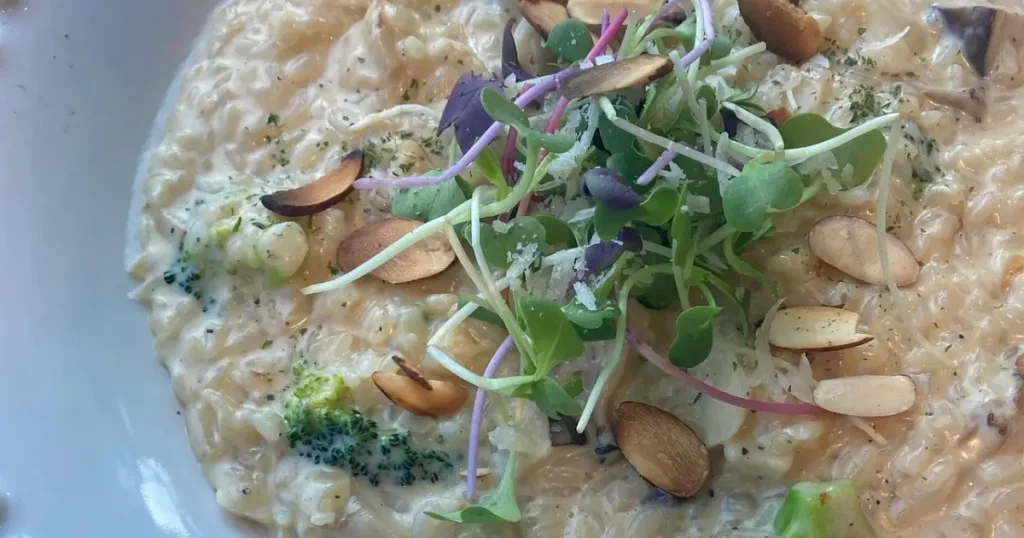 risoto verde com agrião, brócolis e sementes de abóbora torradas