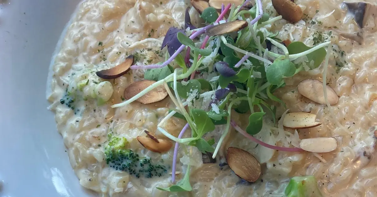 Risoto verde com agrião, brócolis e sementes de abóbora torradas