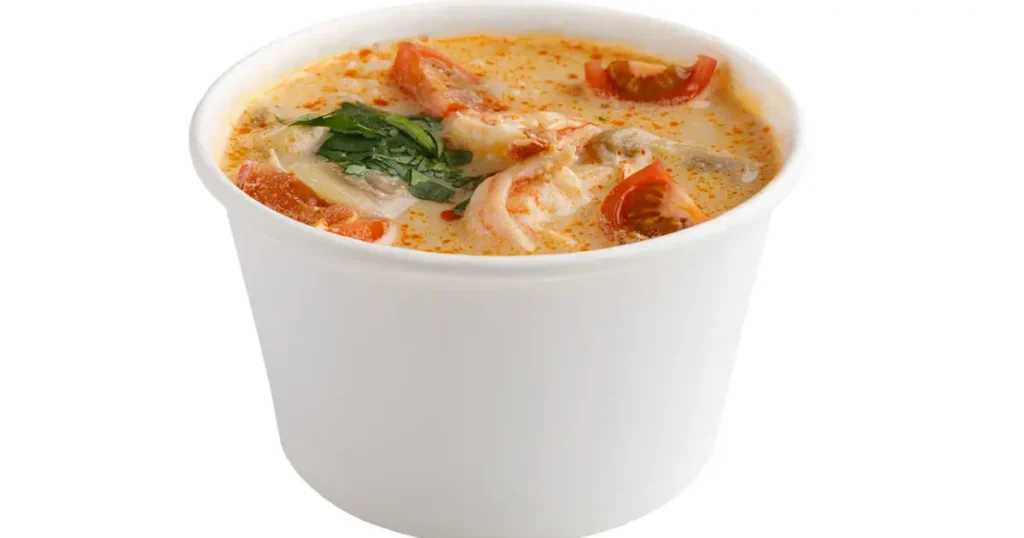 tom yum sopa tailandesa de camarão ao molho branco