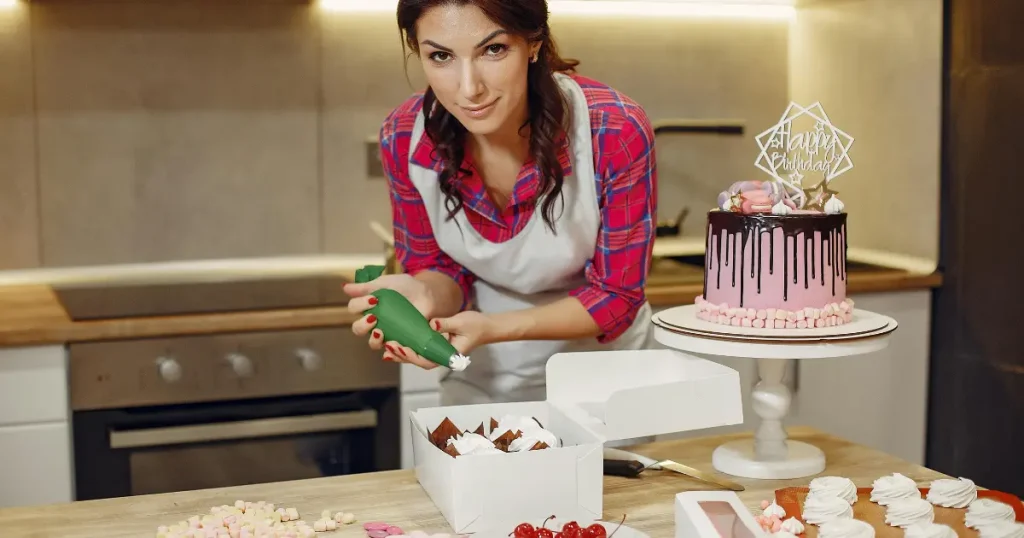 mulher fazendo chantilly para bolo de aniversário