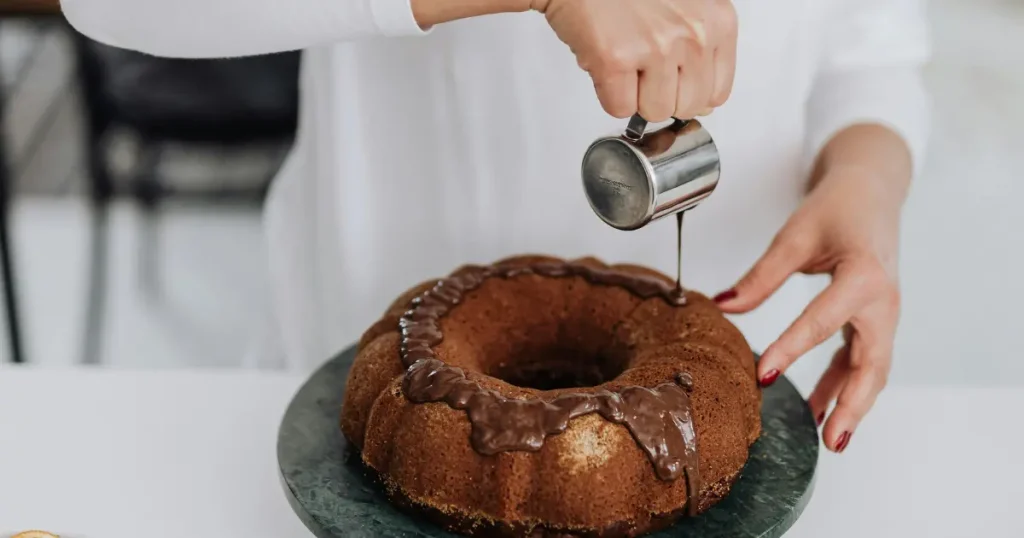 cozinheira fazendo cobertura de bolo de chocolate