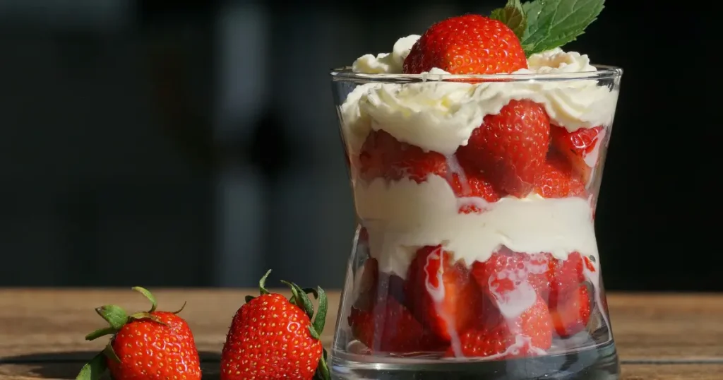 Sobremesa rápida de camadas de creme de limão e morangos