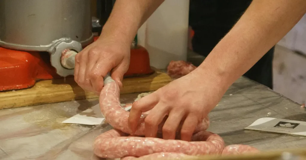 mulher preparando a linguiça recheada com queijo muçarela para fritar na airfryer